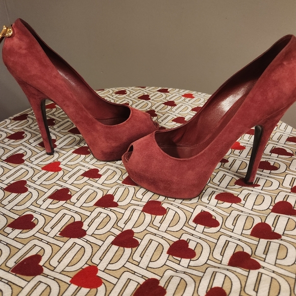 Heels - Picture 2 of 12